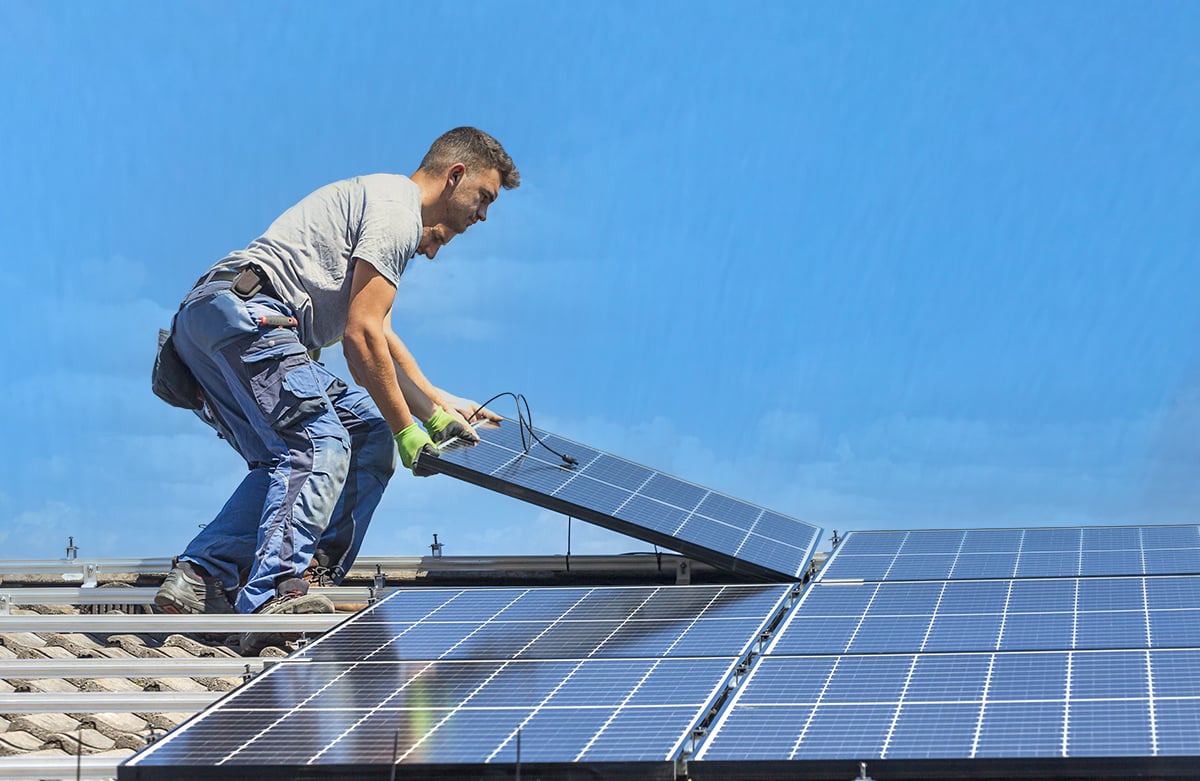 pros-and-cons-of-solar-worker