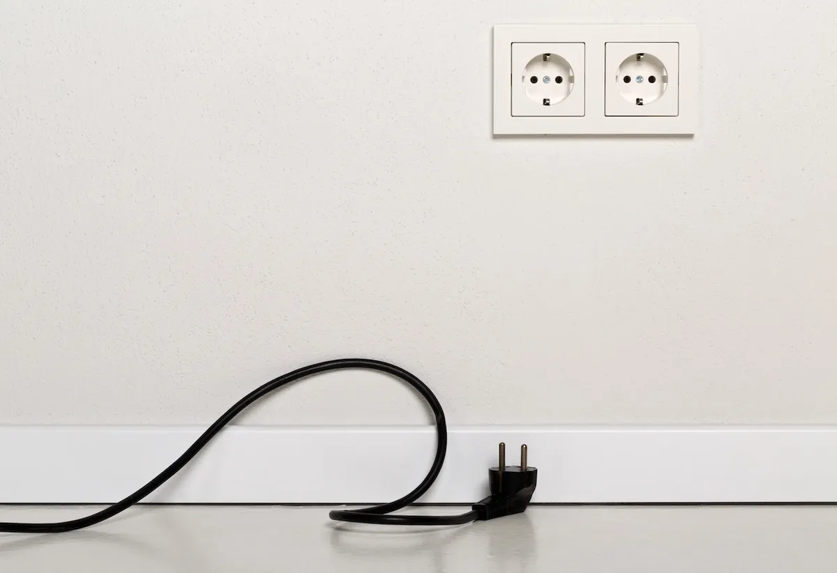 unplugged-cord-outlet-saving-on-vampire-power