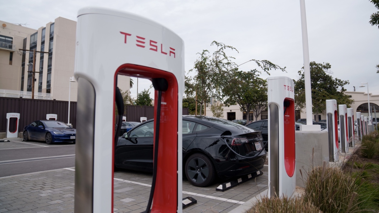 how-much-to-charge-a-tesla